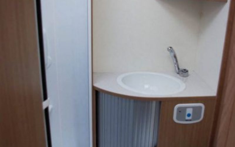 Karlchen 2 - WC und Waschbecken mit Dusche