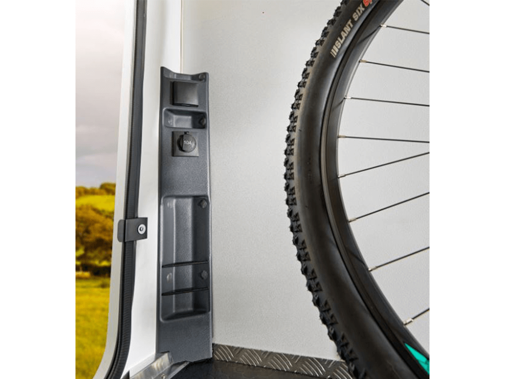 E-Bike aufladen im Heck des teilintegrierten Wohnmobils - Karlchen 3